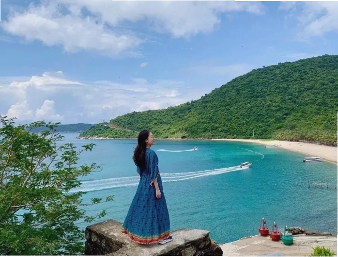 Cù Lao Chàm với biển xanh, cát trắng và nắng vàng