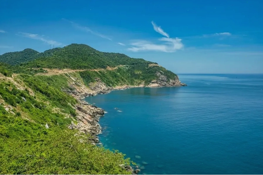 Cù Lao Chàm với biển xanh và rặng san hô đa dạng