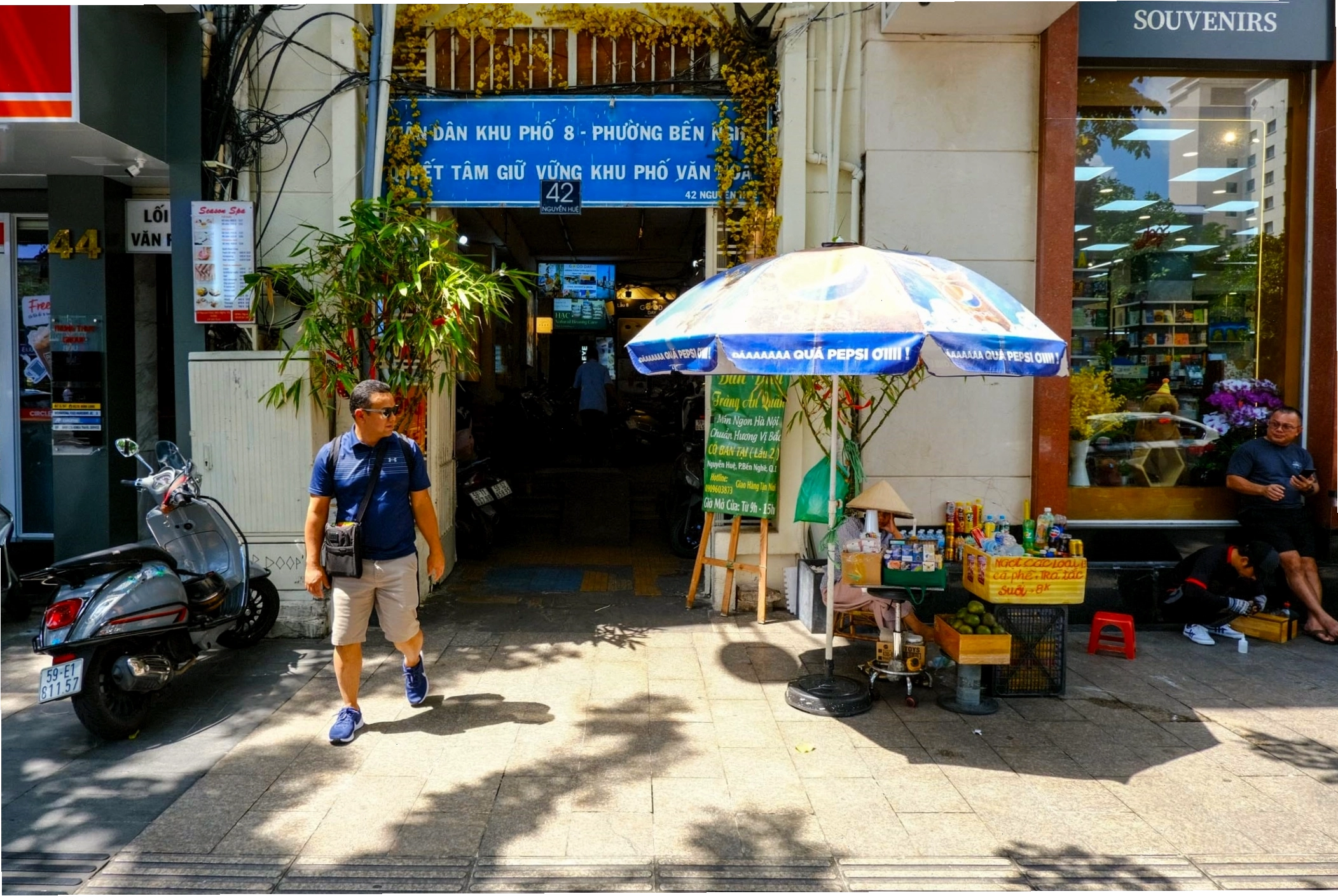 Cửa hàng bán đồ thời trang và phụ kiện tại The Cafe Apartment