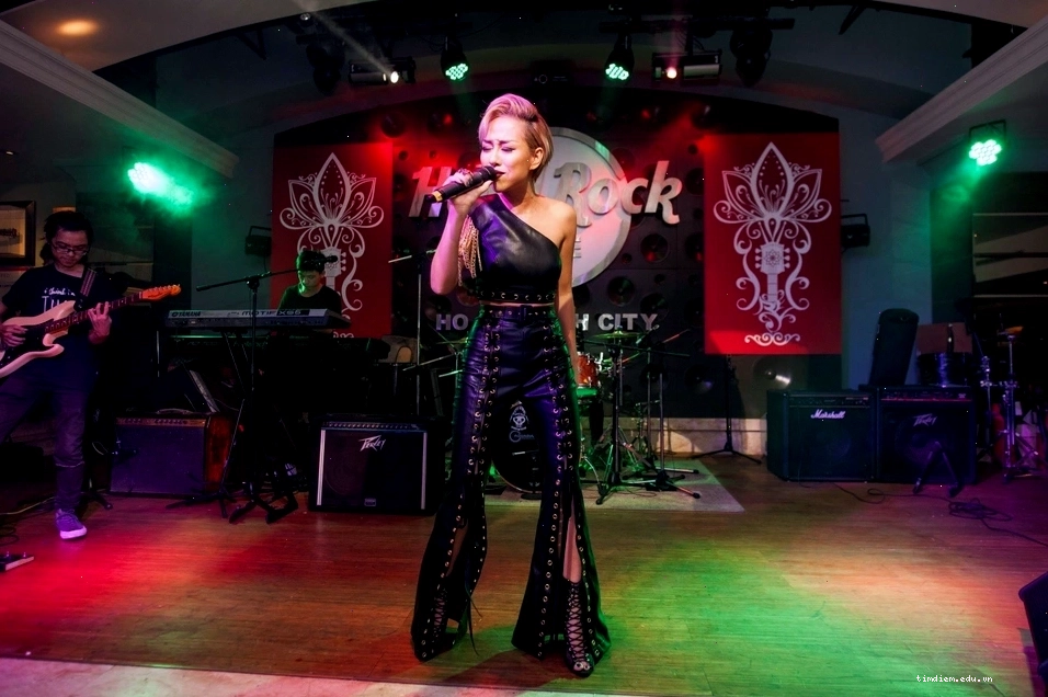Cửa hàng Rock Shop tại Hard Rock Cafe Hà Nội với nhiều sản phẩm lưu niệm
