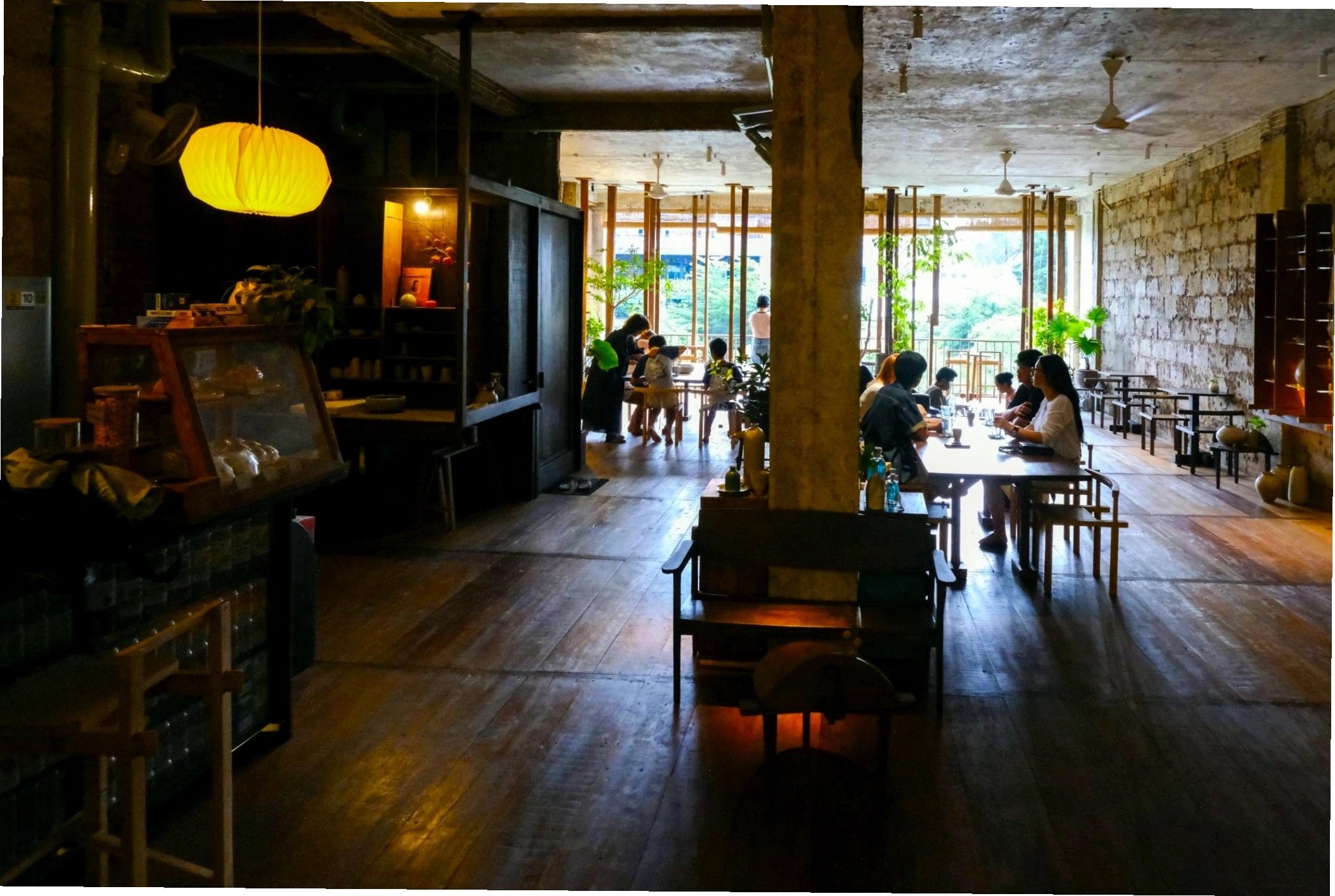 Cửa sổ lớn nhìn ra đường phố