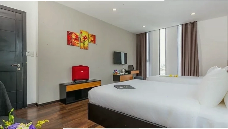 Cửa sổ lớn trong phòng nghỉ giúp đón ánh sáng tự nhiên