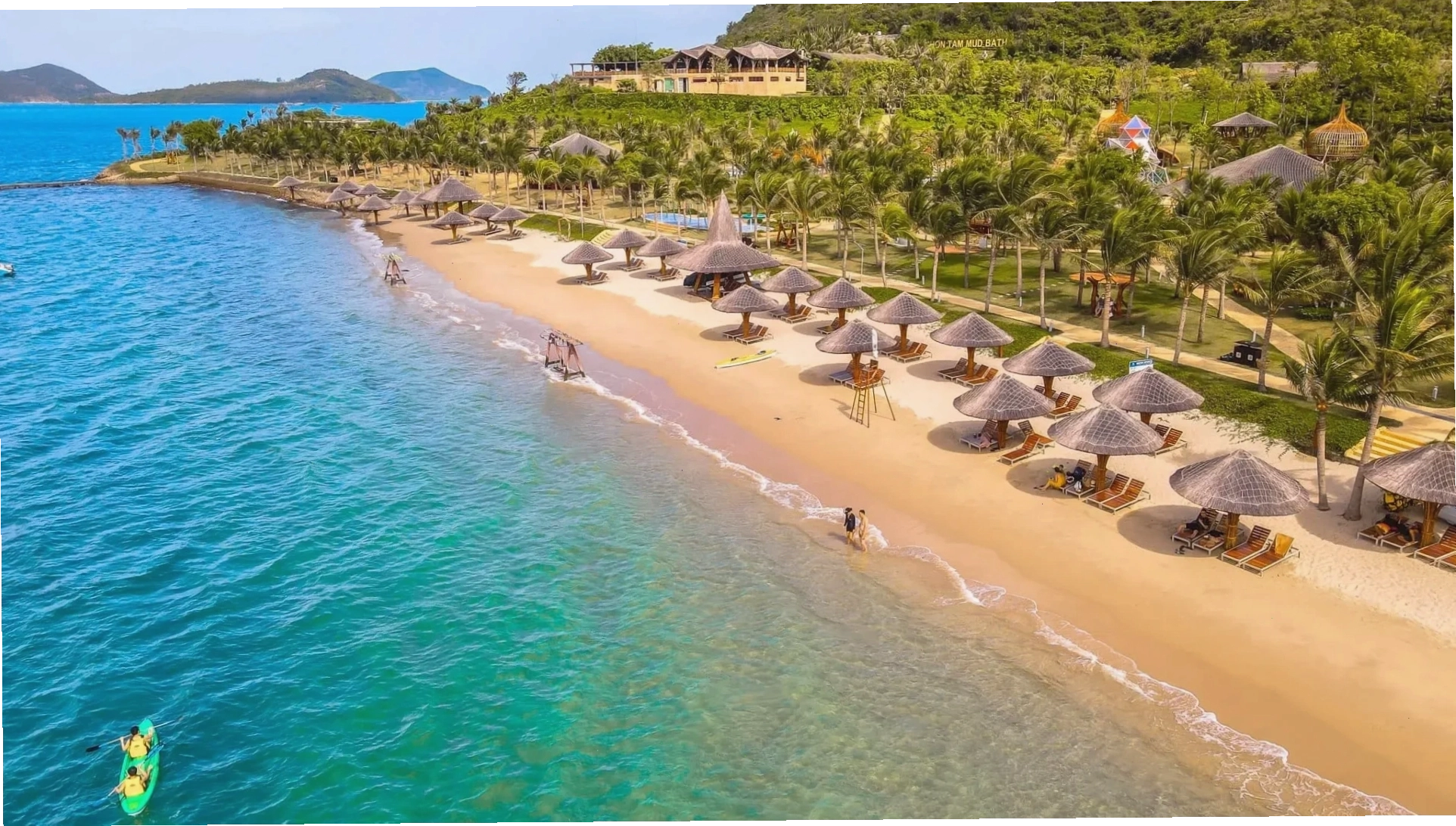Cụm đá Hòn Vợ Hòn Chồng với hình thù kỳ lạ bên bờ biển Nha Trang