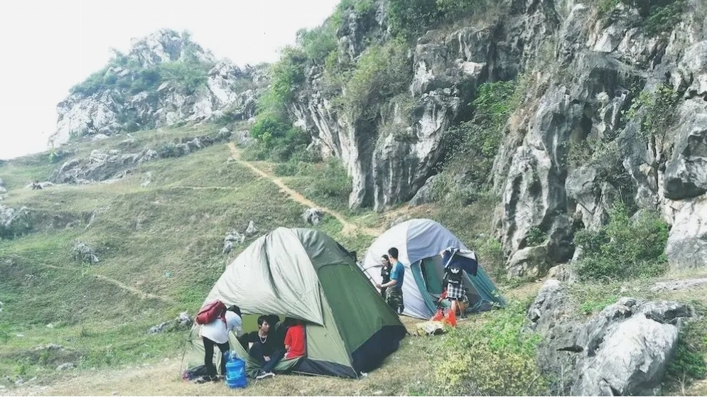 Cung đường mòn dẫn lên đỉnh Núi Trầm