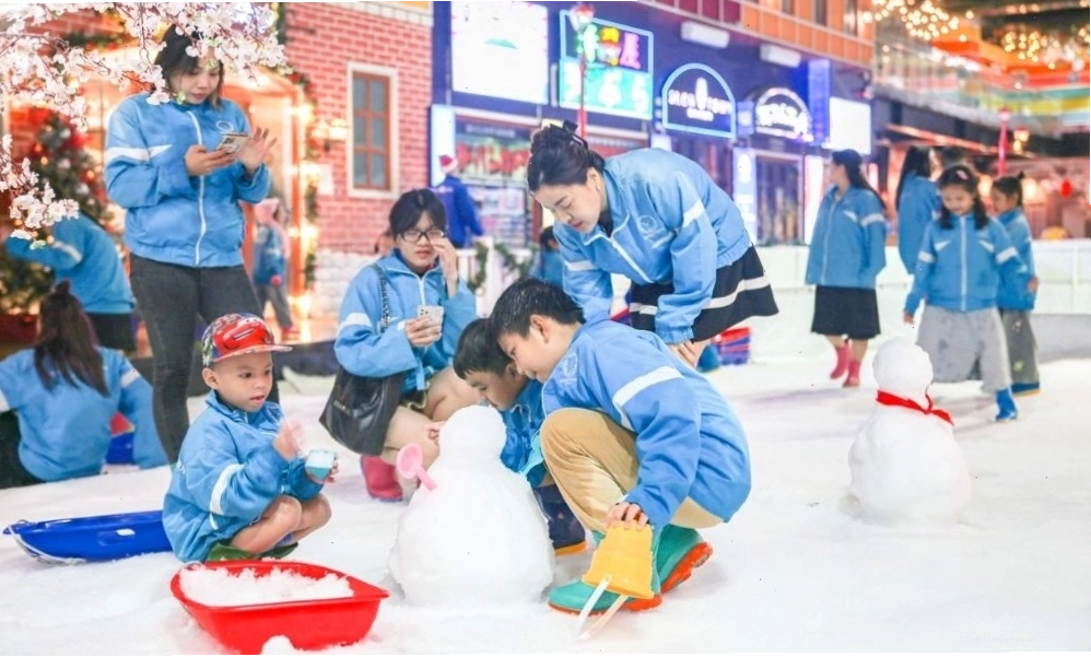 Cùng nhau nặn những chú người tuyết đáng yêu tại khu vui chơi tuyết Snow Town