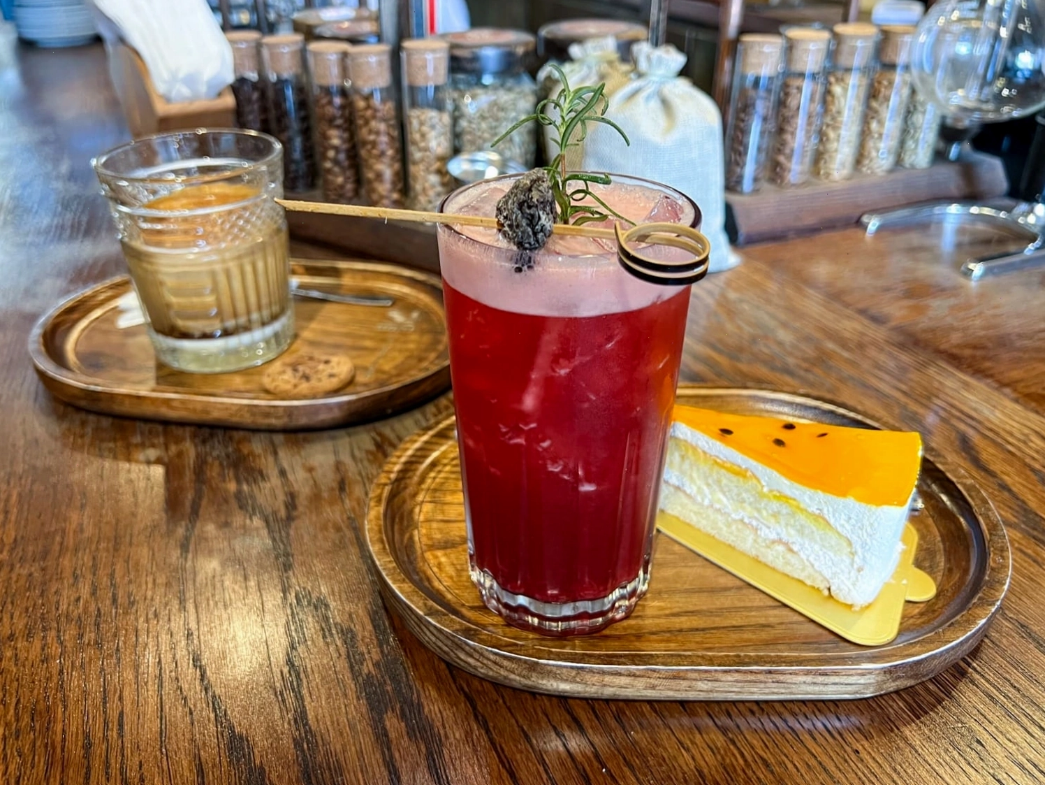 Đa dạng đồ uống và bánh ngọt tại Soo Kafe, Sài Gòn