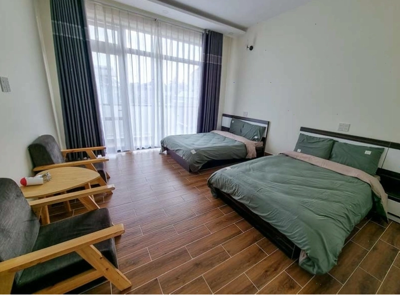 Đà Lạt Nhớ Homestay với cửa sổ lớn nhìn ra đồi núi xanh mướt