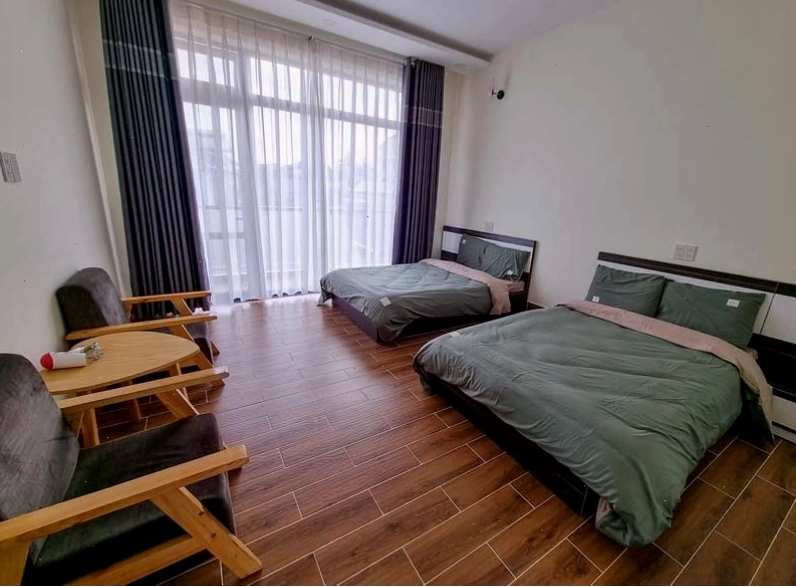 Đà Lạt Nhớ Homestay với cửa sổ lớn nhìn ra đồi núi xanh mướt