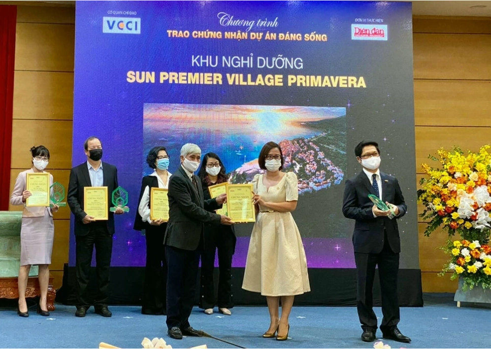 Đại diện Sun Property nhận giải thưởng