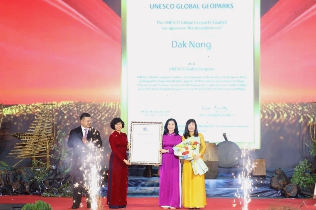 Đại diện UNESCO trao danh hiệu Công viên Địa chất Toàn cầu cho Đắk Nông