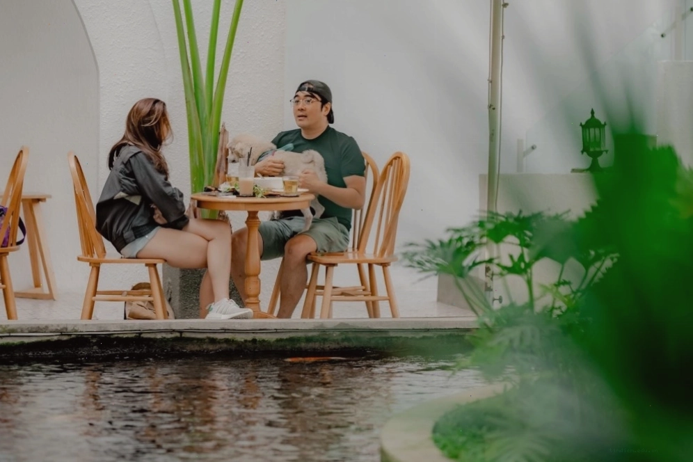 Dalaland Coffee với phong cách Địa Trung Hải, tông màu trắng và cây xanh