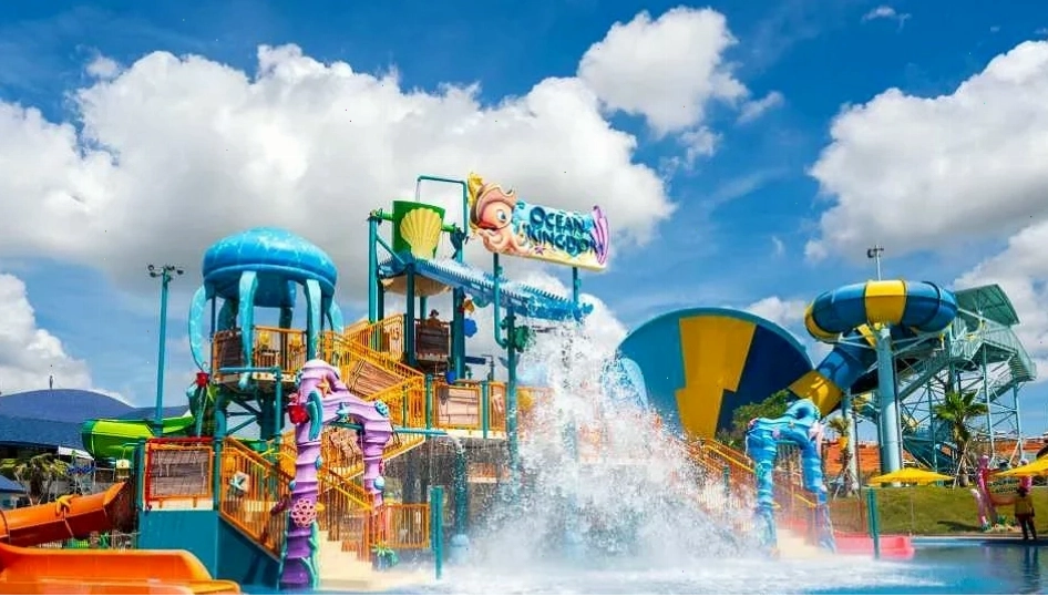 Đắm mình vào những đường trượt đầy hứng khởi của Công viên nước Wonderland, được thiết kế riêng cho những người thích phiêu lưu!