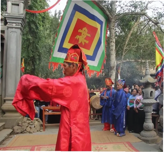 Dâng hương tại Đền Ngọc bên Suối Cá Thần
