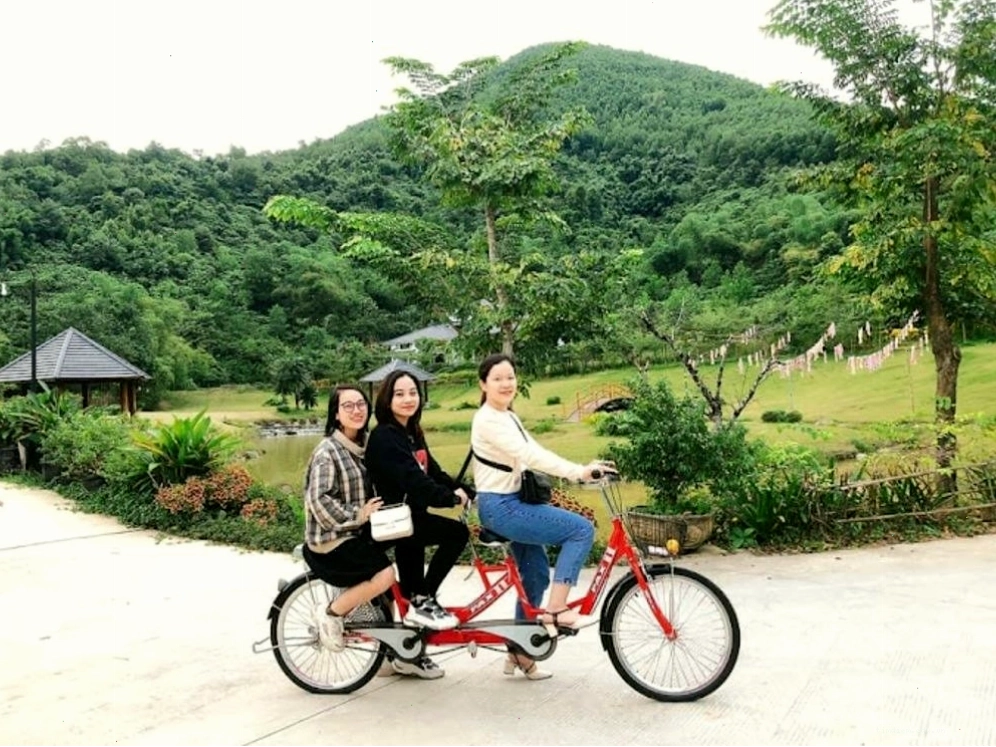 Đạp xe cùng bạn bè giữa không gian xanh mát tại Hasu Village