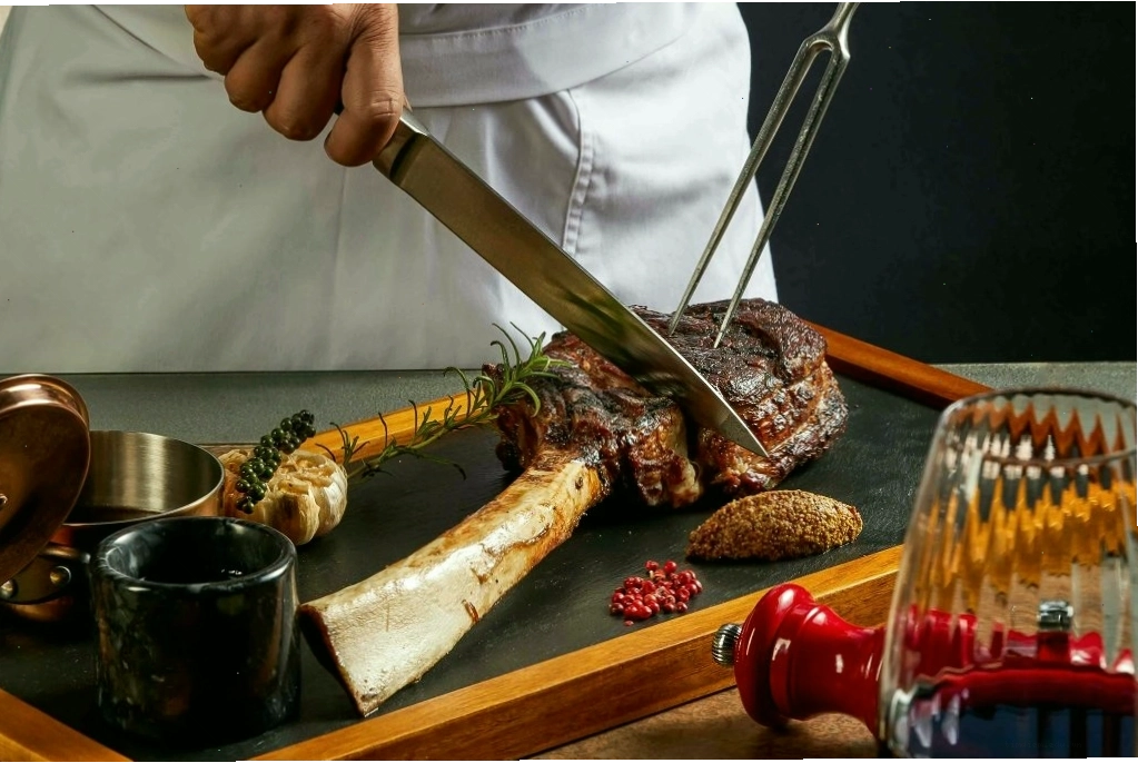 Đầu bếp cắt thịt bò Tomahawk tại Fusion Resort & Villas Đà Nẵng