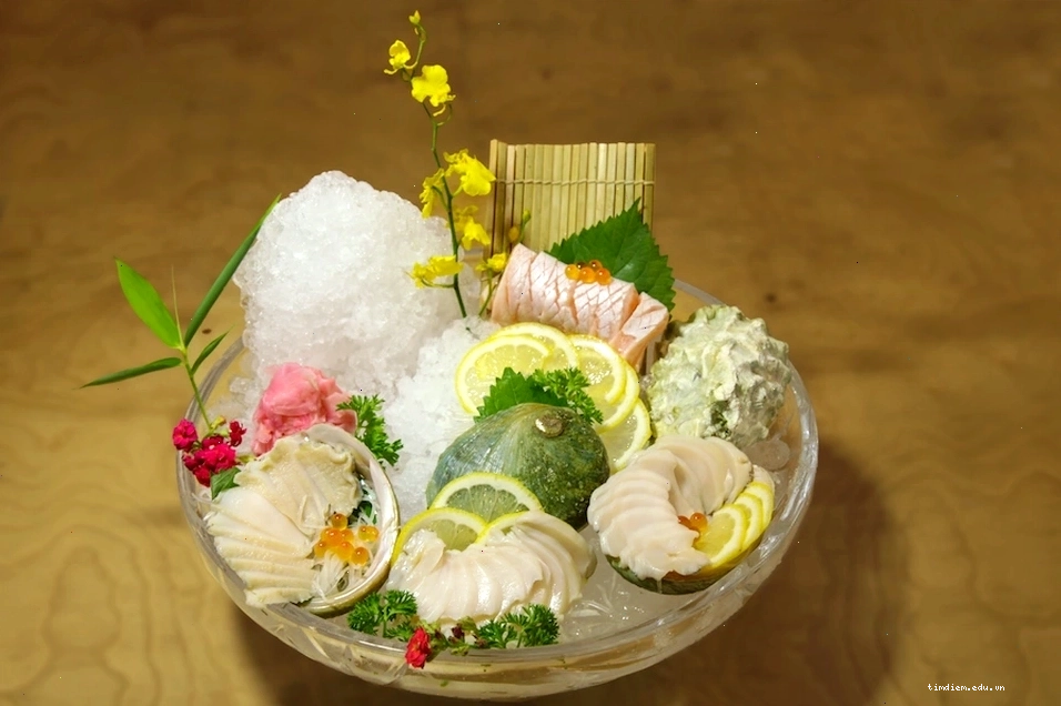 Đầu bếp chuyên nghiệp đang chế biến món ăn tại nhà hàng 37 Hùng Vương