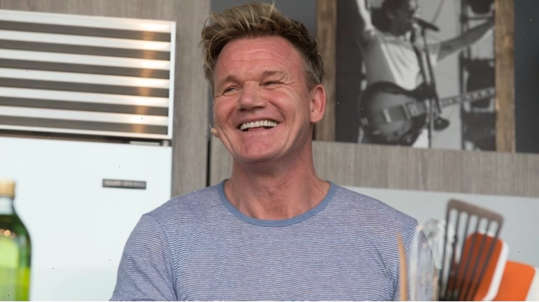 Đầu bếp Gordon Ramsay mỉm cười trong trang phục đời thường