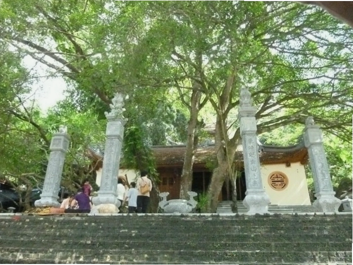 Đền Cấm - điểm tham quan tâm linh gần khu du lịch Núi Dùm