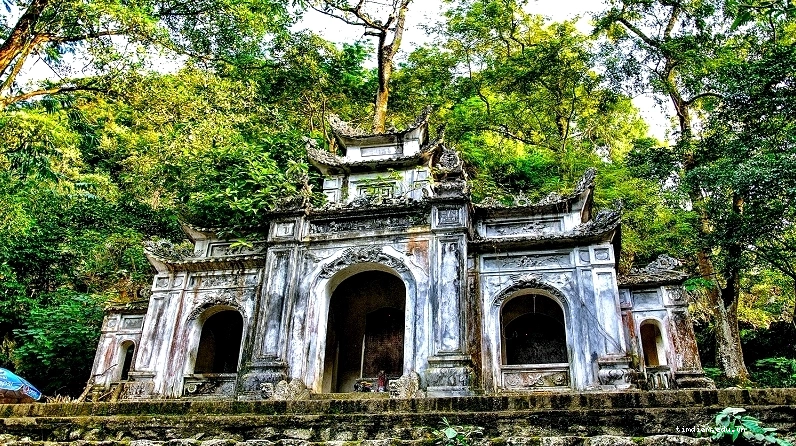 Đền Cô Tiên trên núi Trường Lệ