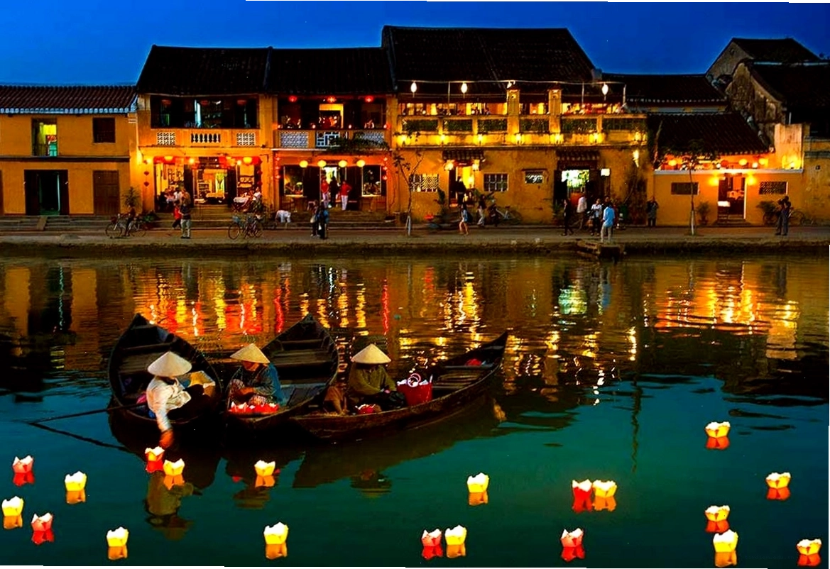 Đèn hoa đăng trên sông Hoài tại Hội An