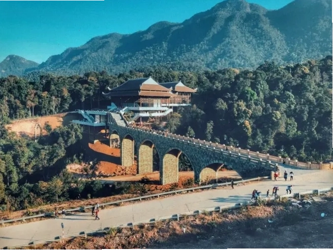 Đền Thiêng Yên Tử trên núi cao
