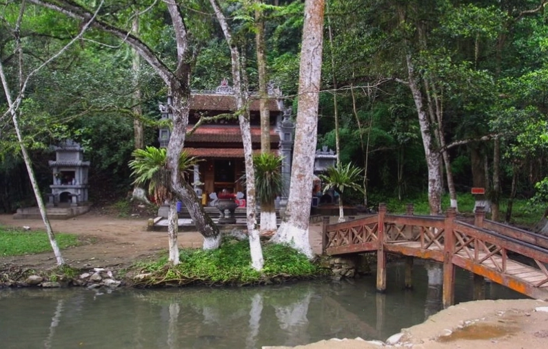 Đền thờ Thần Rắn tại Suối Cá Thần Cẩm Lương