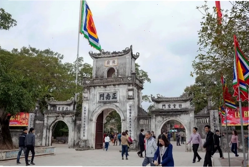 Đền Trần Nam Định uy nghiêm cổ kính dưới ánh nắng
