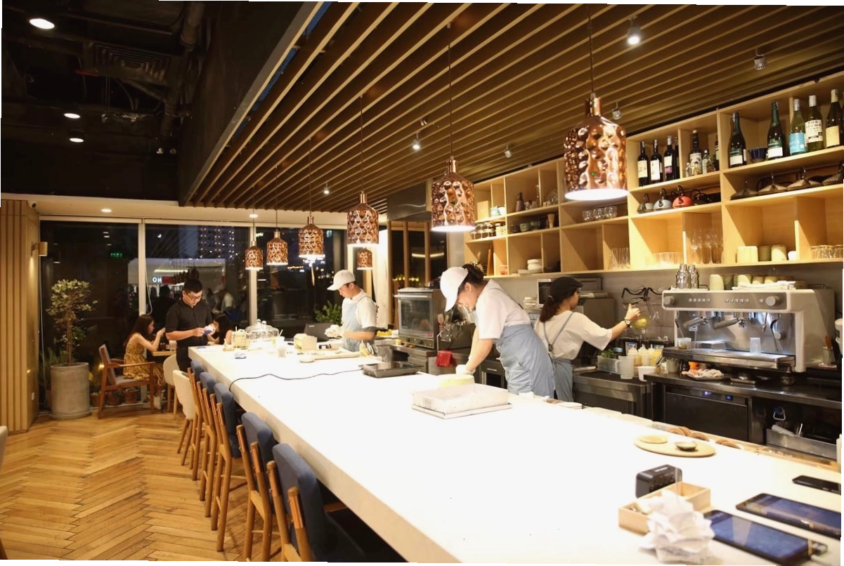Đèn trang trí kiểu Nhật tại Miyama Coffee tạo không khí ấm cúng