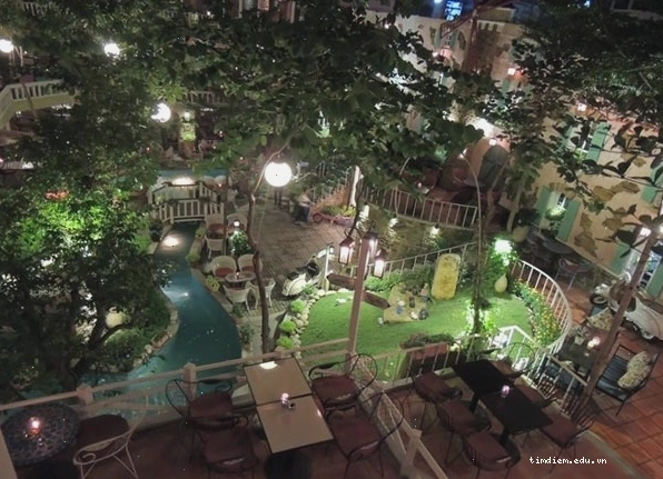 Đèn trang trí lung linh cho quán cafe sân vườn về đêm