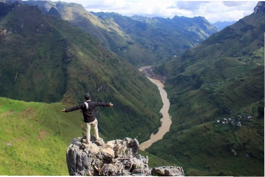 Đèo Mã Pí Lèng hùng vĩ, địa điểm du lịch Hà Giang được dân phượt yêu thích