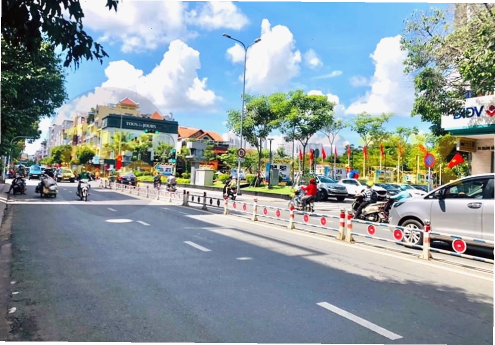 Di chuyển bằng xe máy hoặc ô tô đến Công viên Khánh Hội