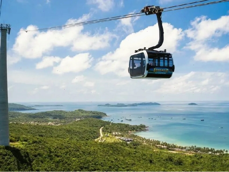 Di chuyển đến công viên nước Aquatopia bằng cáp treo Hòn Thơm