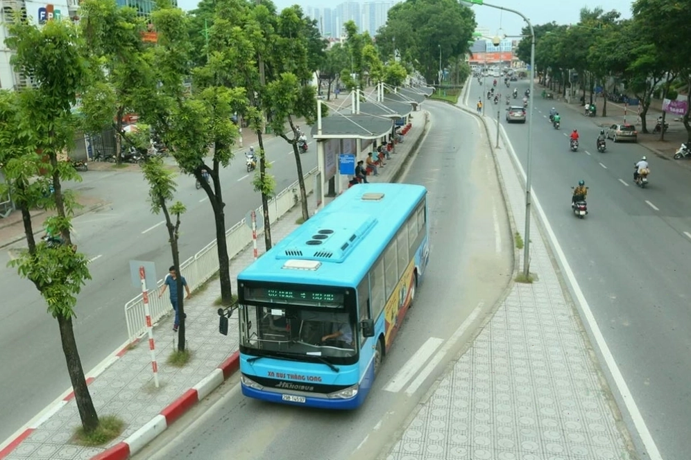 Di chuyển đến vườn Bách Thảo bằng xe buýt (Ảnh: vietnamplus.vn)
