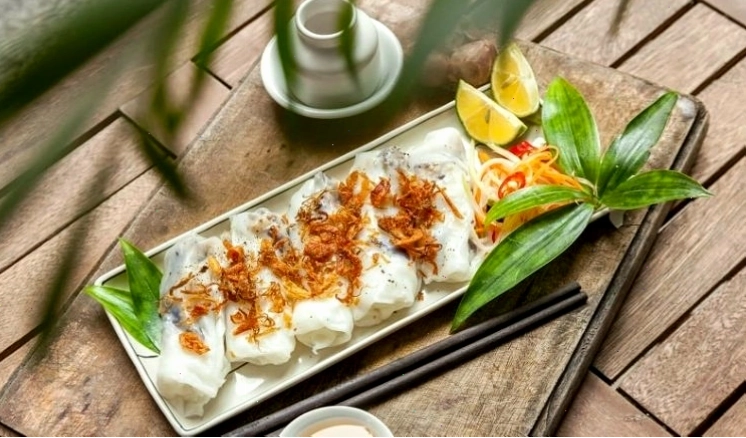 Đĩa bánh cuốn Thanh Trì nóng hổi, hấp dẫn