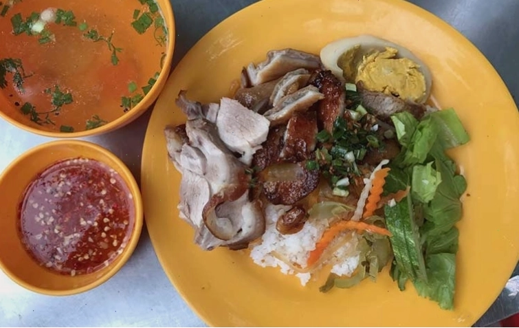 Đĩa cơm tấm sườn bì chả tại Cơm Tấm Mai