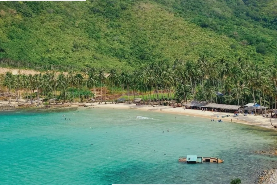 Địa điểm du lịch miền Tây đảo Nam Du giữ trọn vẻ đẹp hoang sơ với biển xanh và làng chài yên bình