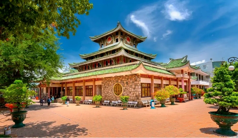 Địa điểm du lịch miền Tây miếu Bà Chúa Xứ núi Sam linh thiêng thu hút đông đảo khách hành hương
