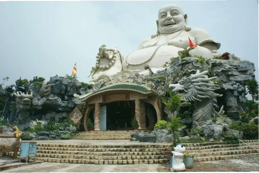 Địa điểm du lịch miền Tây núi Cấm nổi bật với tượng Phật Di Lặc và phong cảnh hùng vĩ