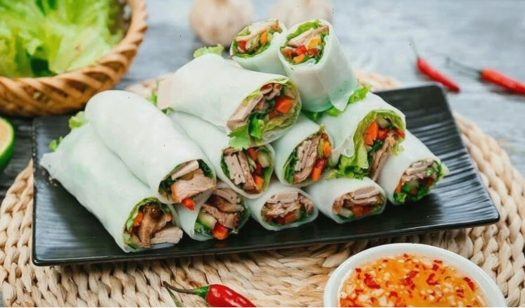 Đĩa phở cuốn hấp dẫn với rau sống ăn kèm