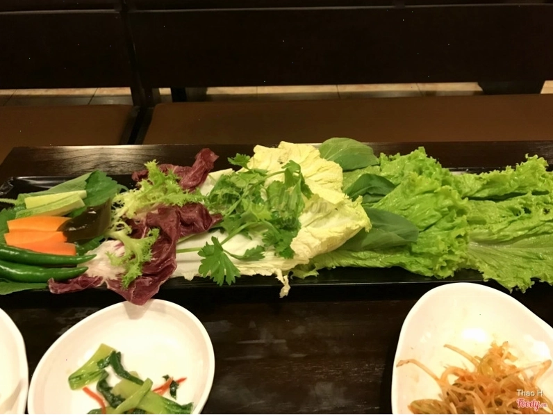 Đĩa rau tươi ăn kèm thịt nướng