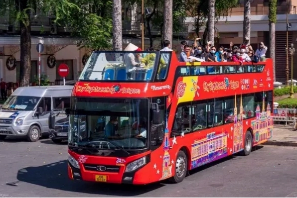 Dịch vụ xe buýt 2 tầng phục vụ du khách tham quan thành phố