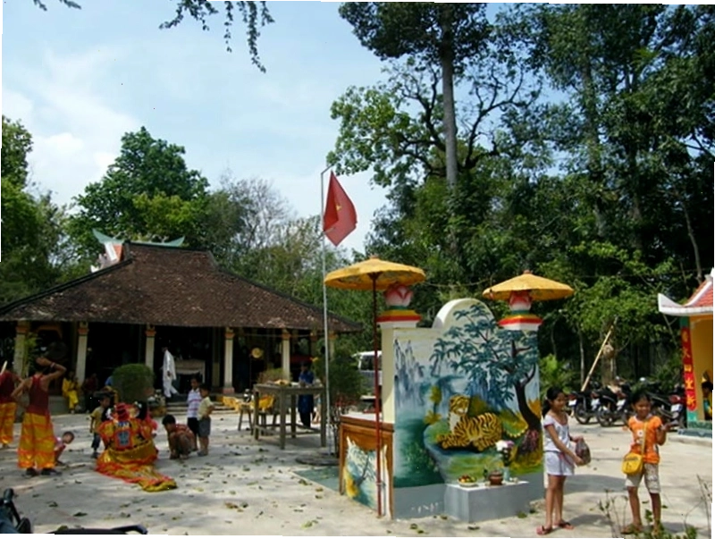 Đình Cẩm An với không gian trang nghiêm