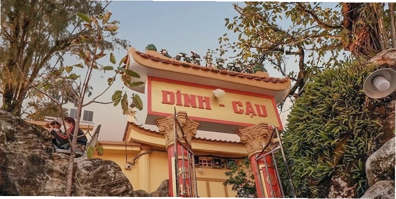 Dinh Cậu linh thiêng cổ kính nhìn ra biển