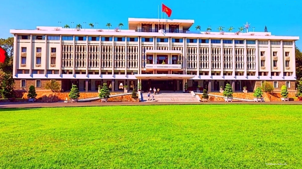Dinh Độc Lập cách công viên 30/4 khoảng 500m