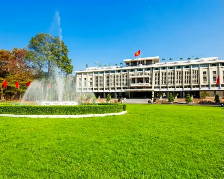 Dinh Độc Lập gần công viên Ba Son