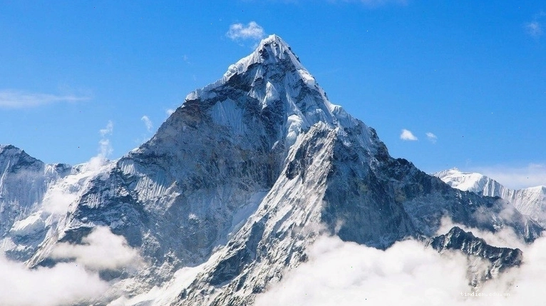 Đỉnh Everest - ngọn núi cao nhất thế giới nhìn từ xa