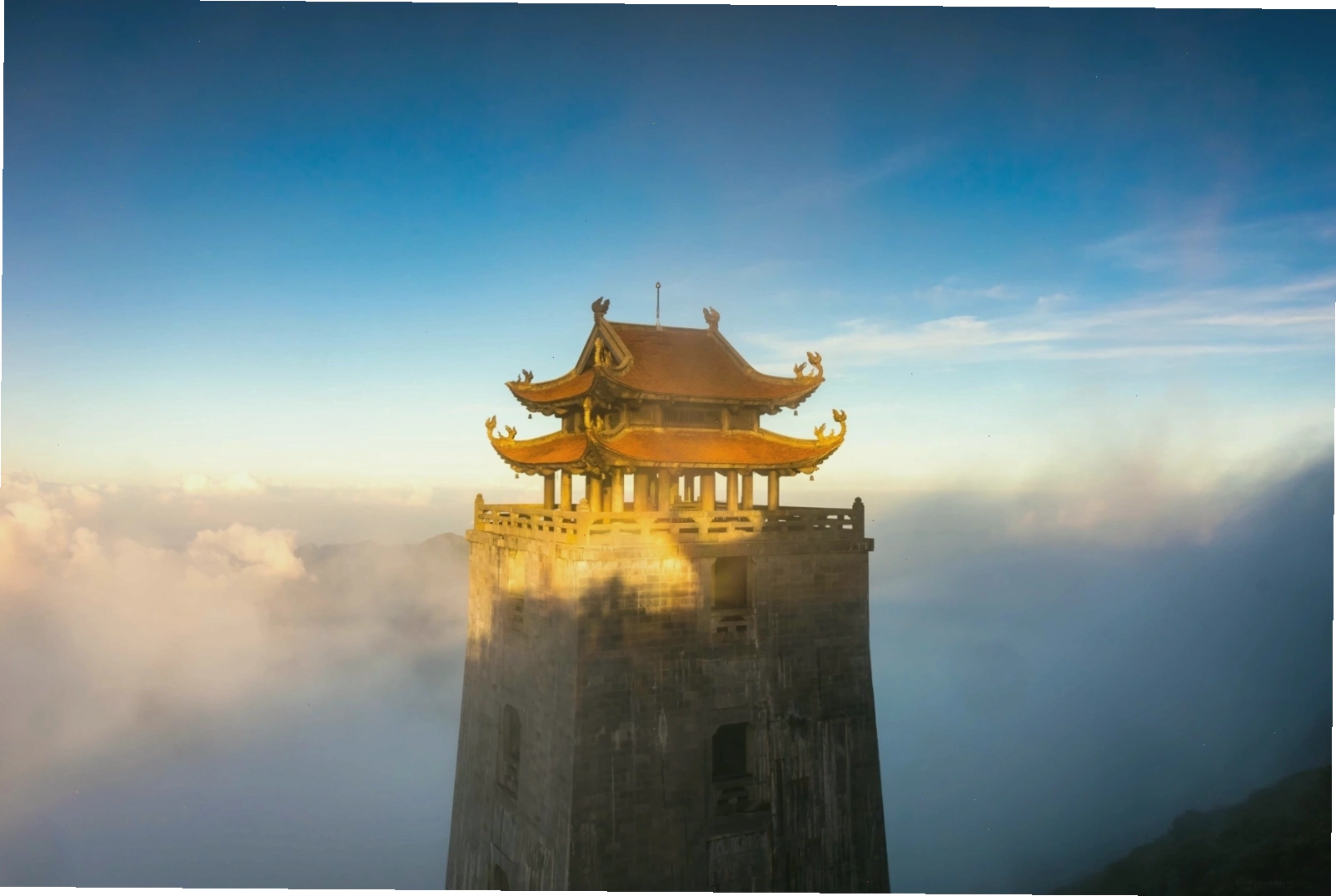 Đỉnh Fansipan hùng vĩ giữa biển mây