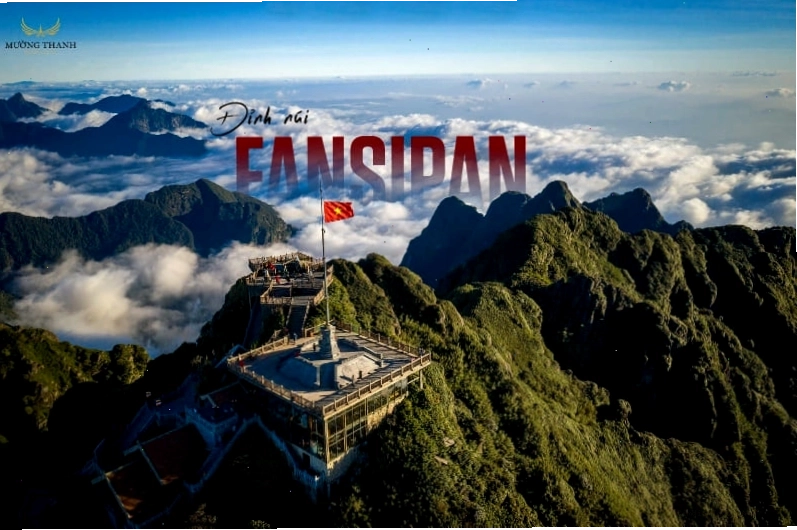 Đỉnh Fansipan hùng vĩ nhìn từ trên cao, mây phủ trắng xóa