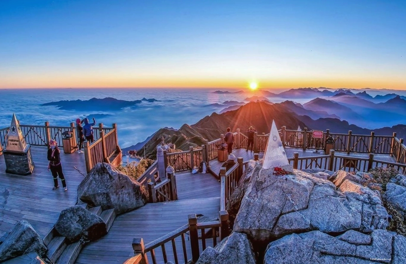 Đỉnh Fansipan Sapa giữa biển mây hùng vĩ, cảm giác như lạc vào chốn bồng lai
