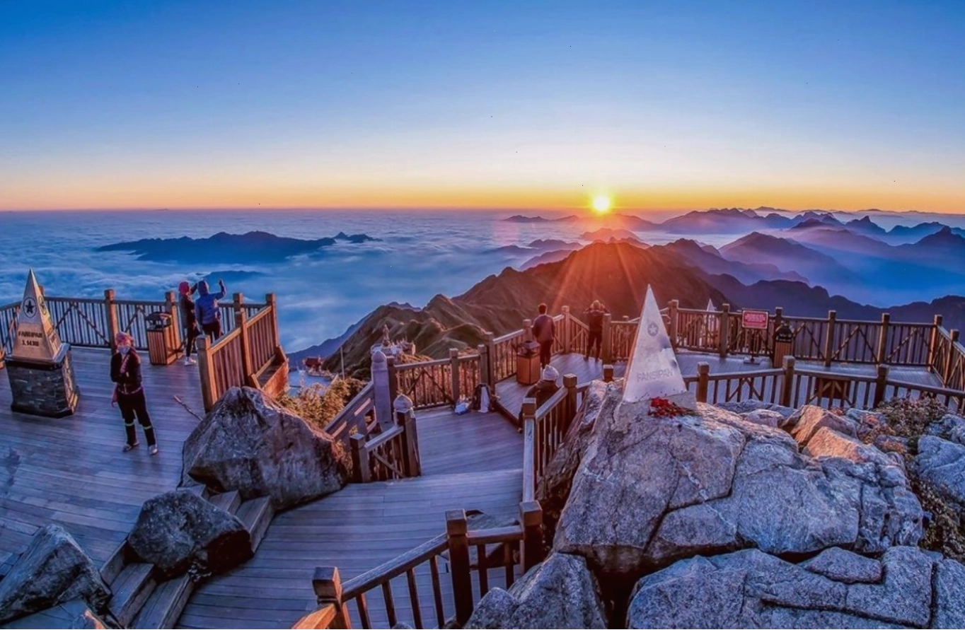 Đỉnh Fansipan Sapa giữa biển mây hùng vĩ vào lúc bình minh